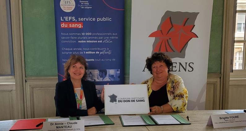 Remise du cadre label "Commune partenaire du don de sang" avec de gauche à droite, Dr Annie-Claude Manteau directrice de l'EFS Hauts-de-France - Normandie, Brigitte Fouré, Maire d'Amiens